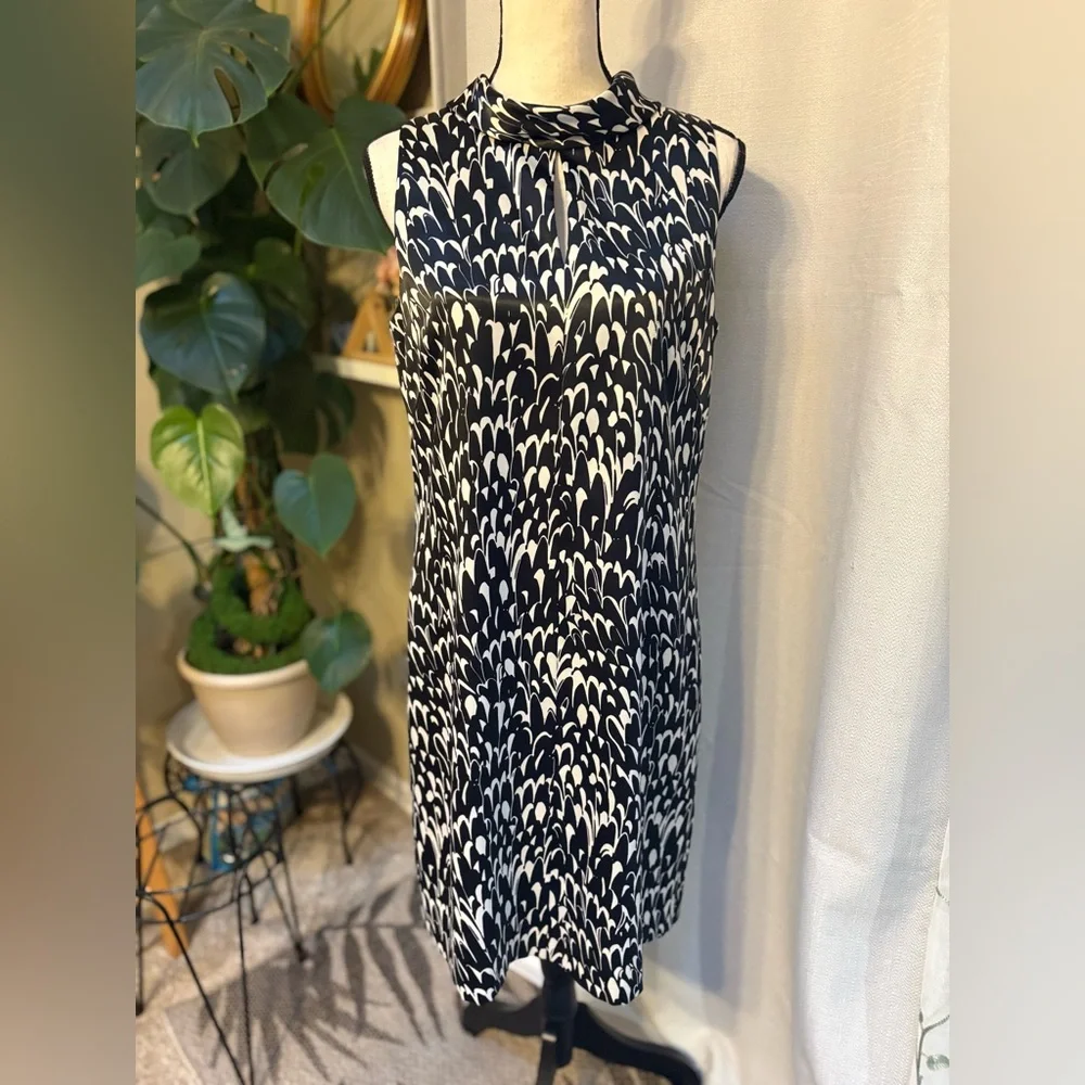 Tahari Black and White Abstract Patterned Mini Sheath Dress